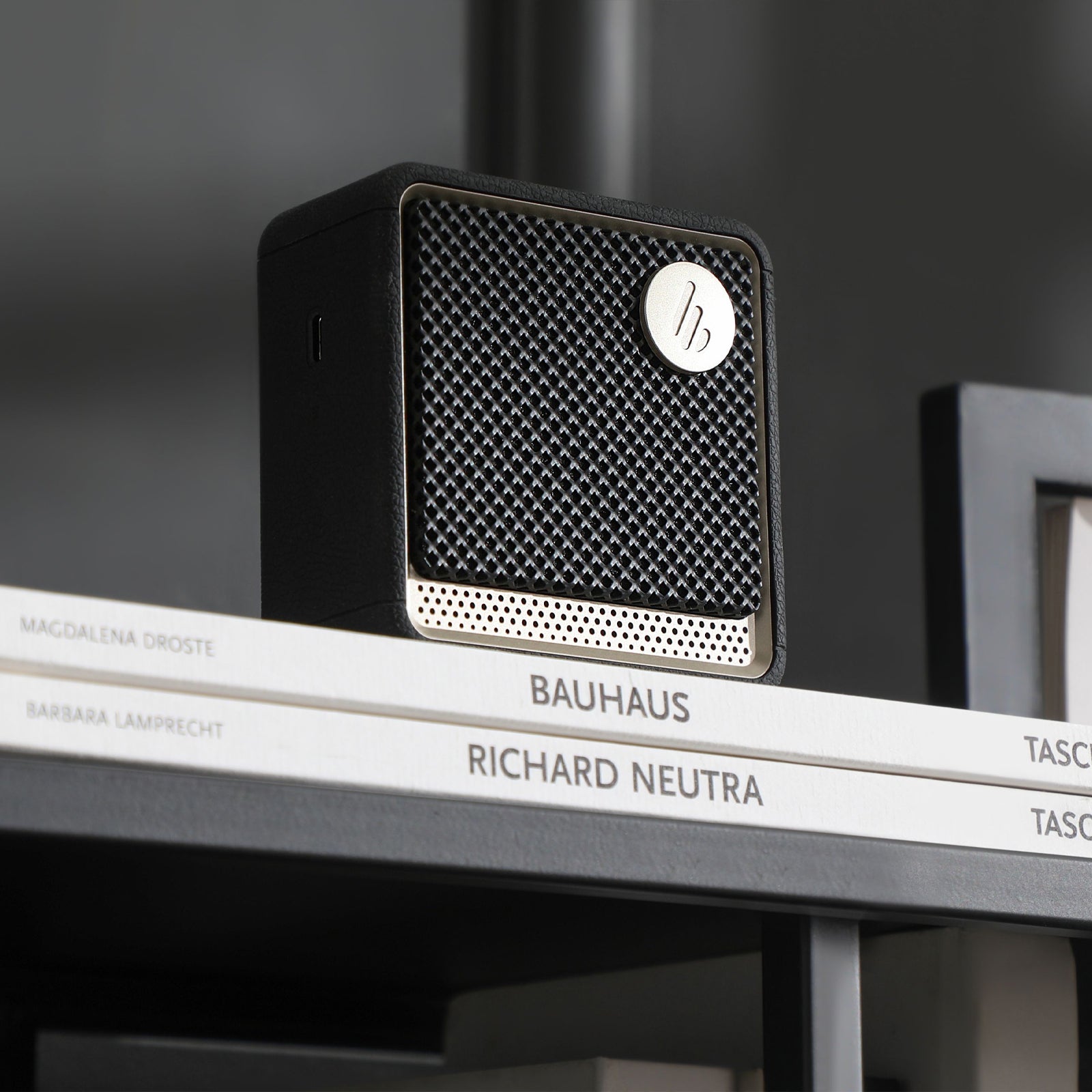 Enceinte Bluetooth portable Edifier avec étanchéité IP67 et résistance à la poussière, 15 heures d'autonomie, connectivité sans fil pour la maison, le bureau et l'extérieur
