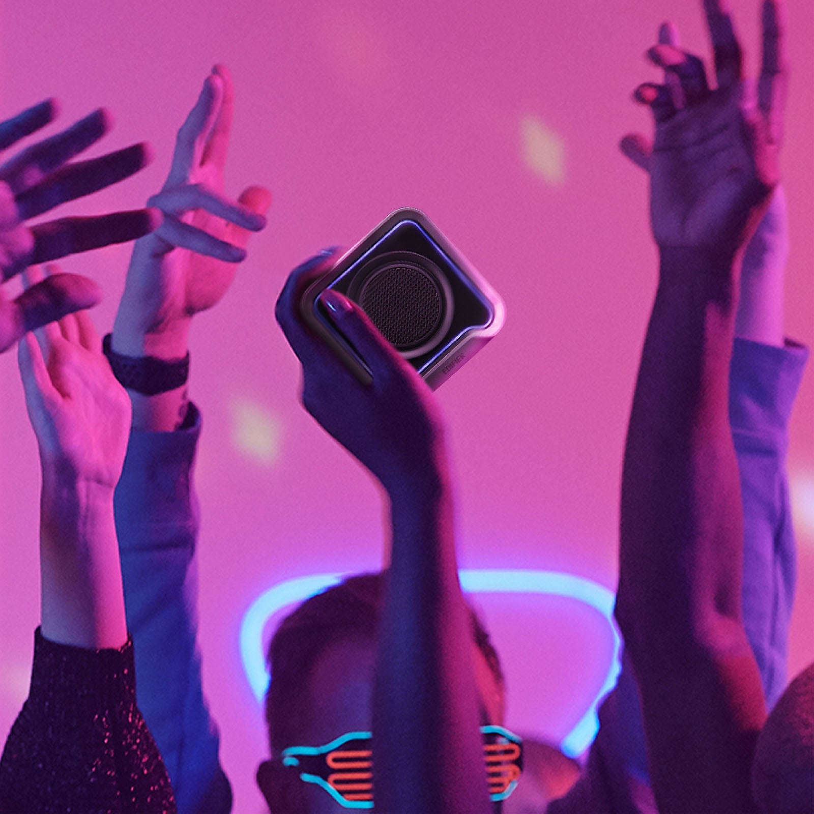 Enceinte Bluetooth portable Edifier, étanche à l'eau et à la poussière IP67 avec basses profondes, microphone intégré, autonomie de 12h, Bluetooth 6.0, lumière d'ambiance pour le camping en extérieur, les voyages, la maison et le bureau